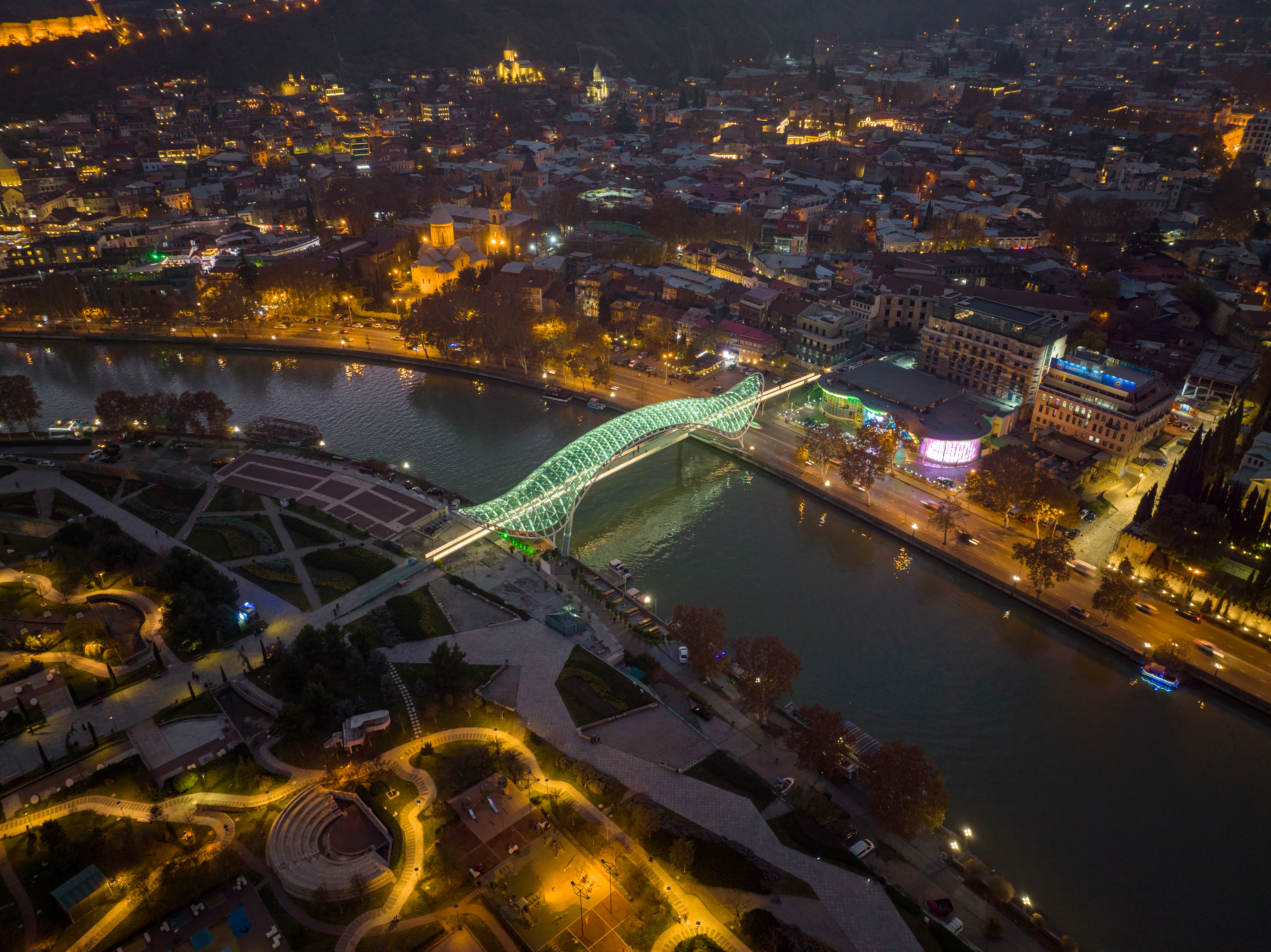 Художественные инсталляции, включая металлическую скульптуру дуба высотой 10 метров